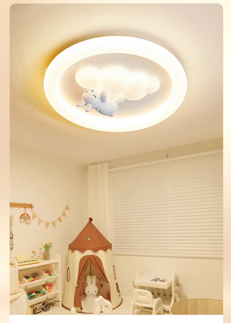 מנורת תקרה עגולה לבנה עם דמויות חיות לחדר ילדים