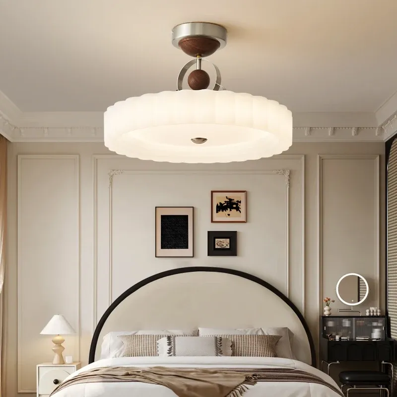 מנורת תקרה בלון עגולה מעץ ואקריליק לחדר ילדים