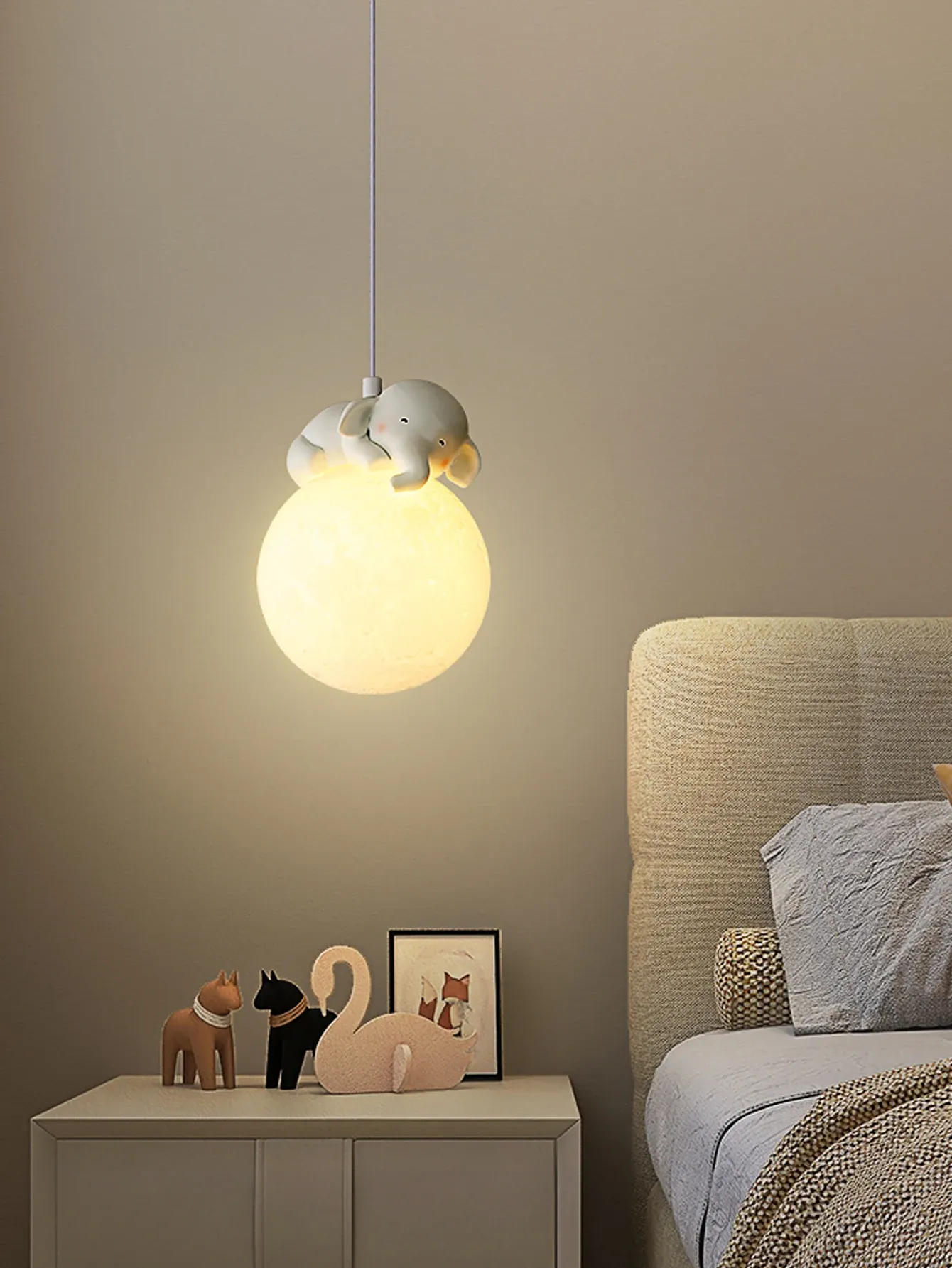 מנורת תלייה עגולה פרח או חיה בלבן לחדר ילדים