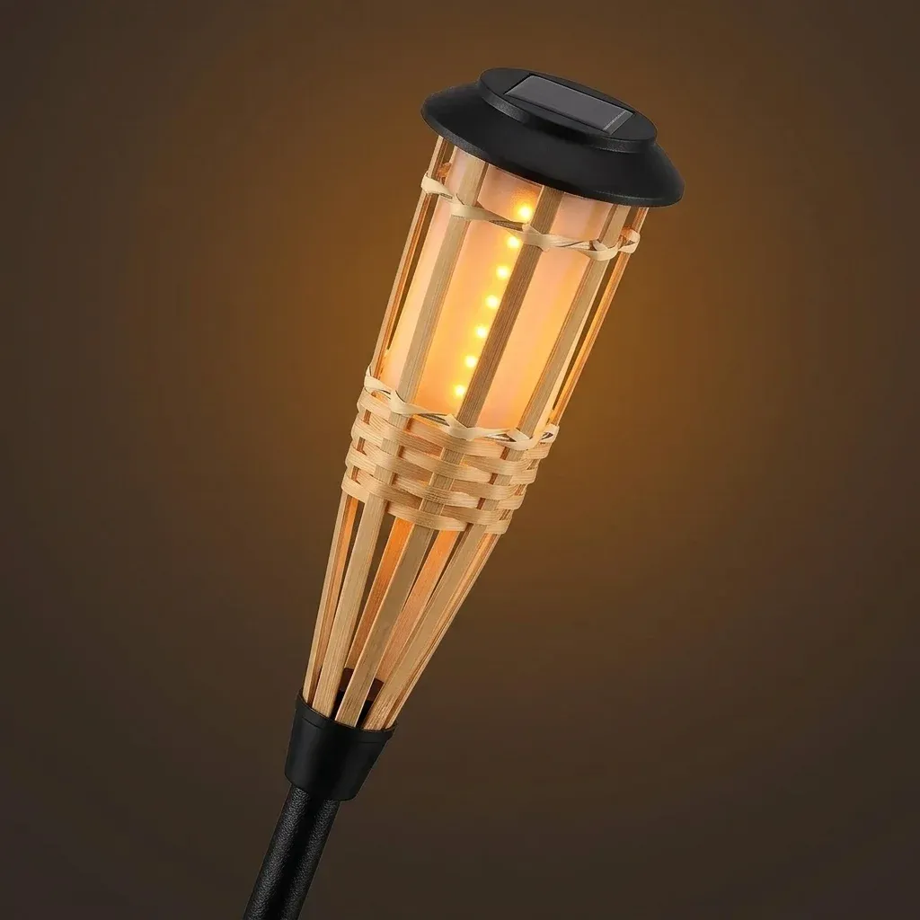 לפיד במבוק סולארי לגינה בתמונה נקייה