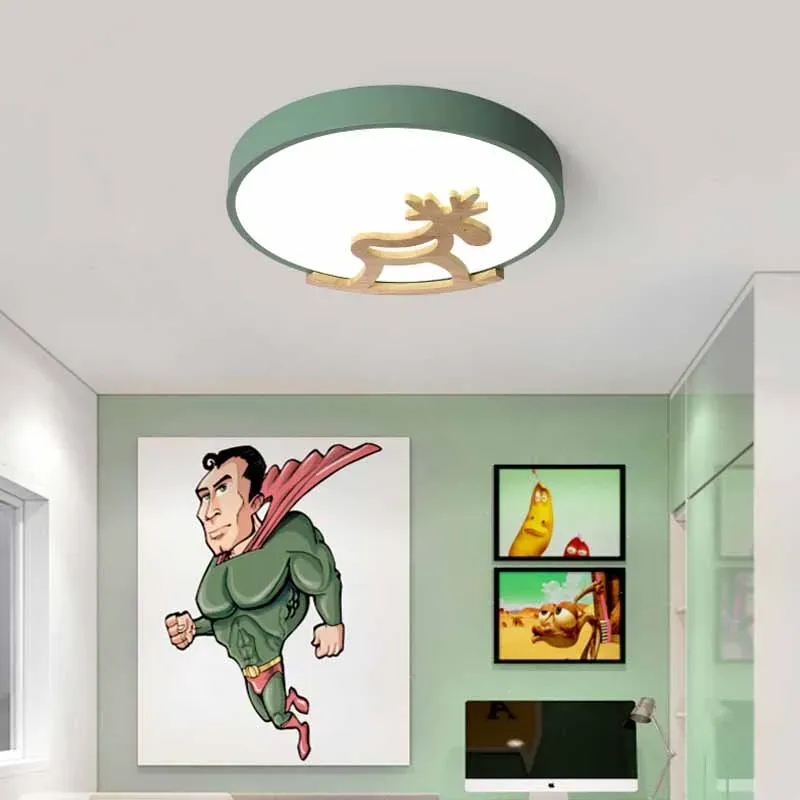 מנורת תקרה ג'ירפה וסוס מעץ לחדר ילדים עם שלט