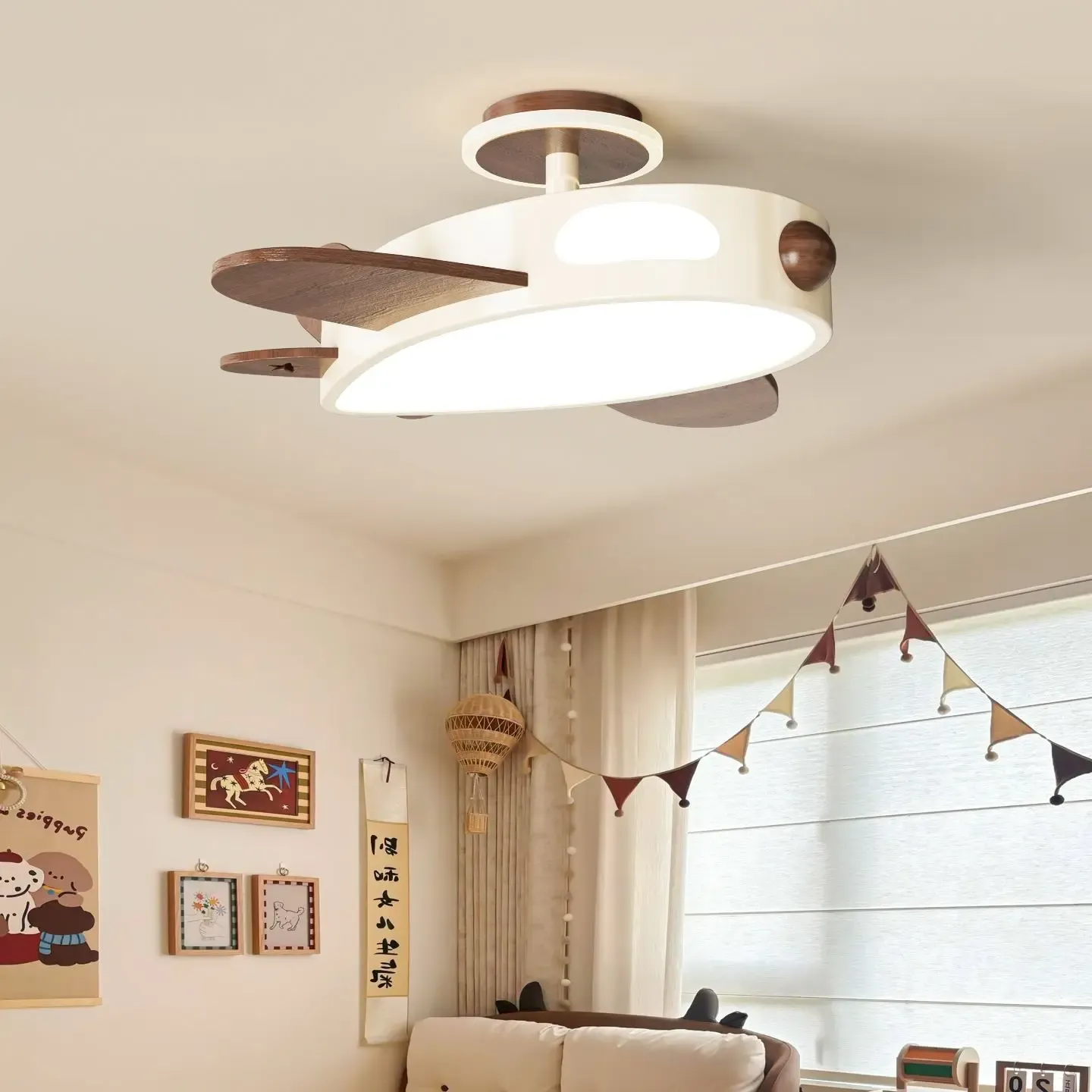 מנורת תקרה מטוס שמנת אגוז לחדר ילדים