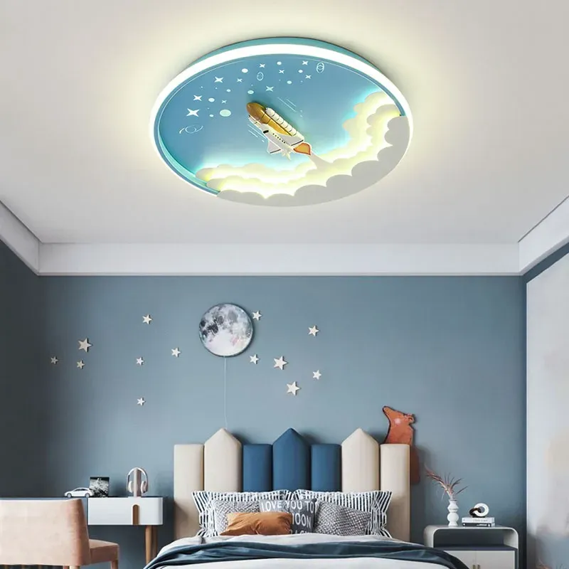 מנורת תקרה רקטה כחולה עם ענן לחדר ילדים