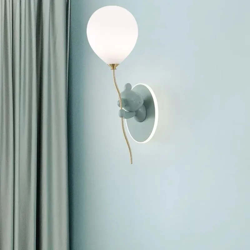 מנורת קיר דובי ובלון אקרילית לבנה לחדר ילדים
