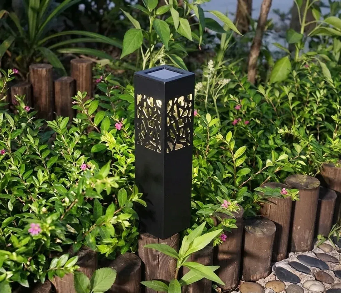 מנורת שביל סולארית שחורה עם דוגמת צל