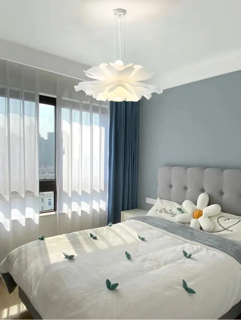 מנורה תלויה פרח אקרילית לבנה בעיצוב פוסט מודרני