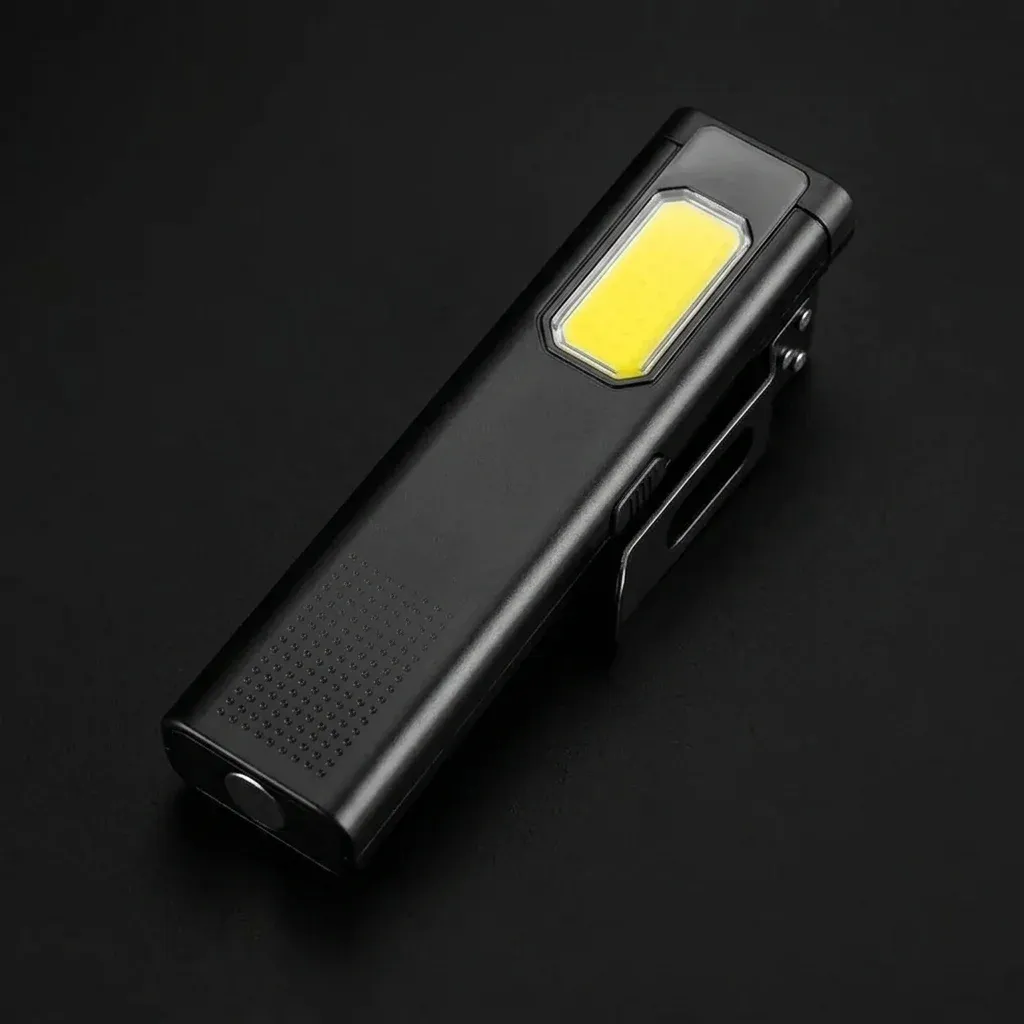 פנס עבודה נטען קומפקטי שחור עם קליפס