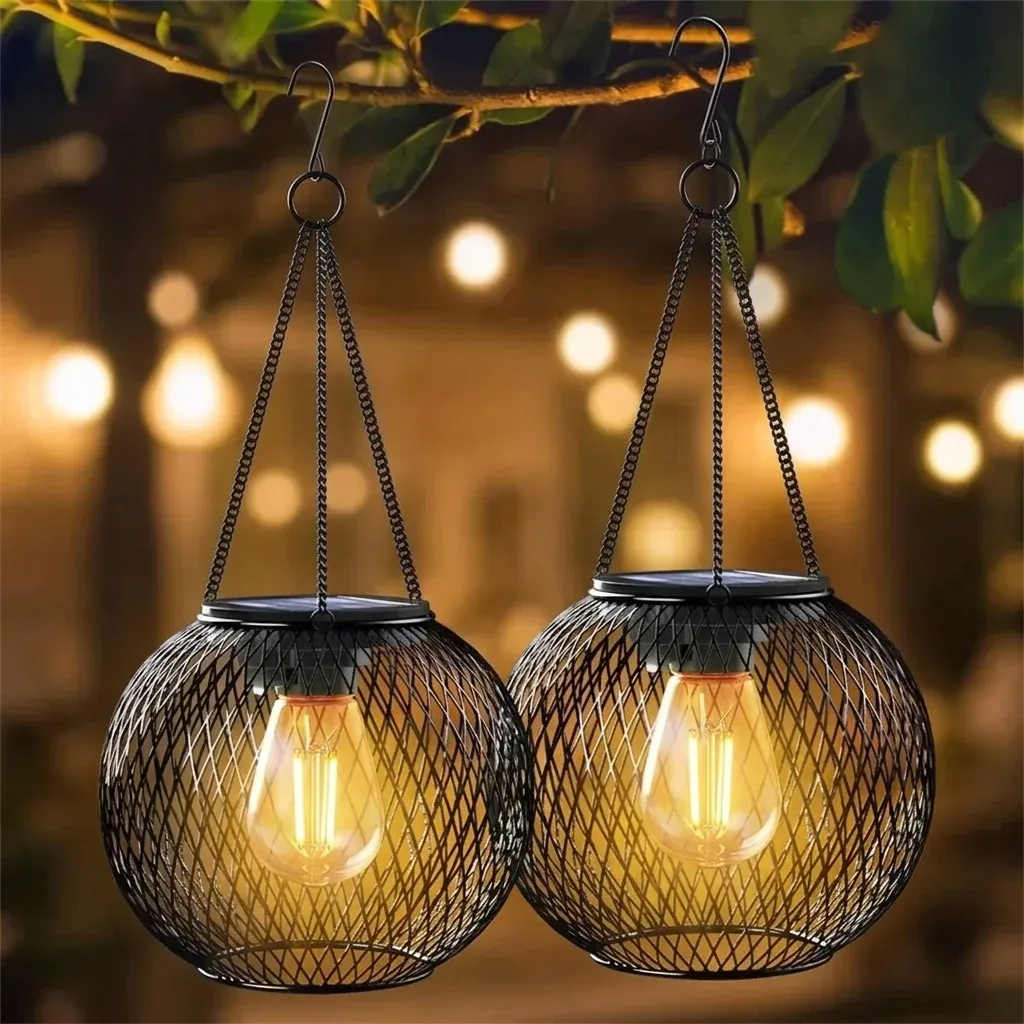 שני פנסי תלייה סולאריים שחורים לגינה