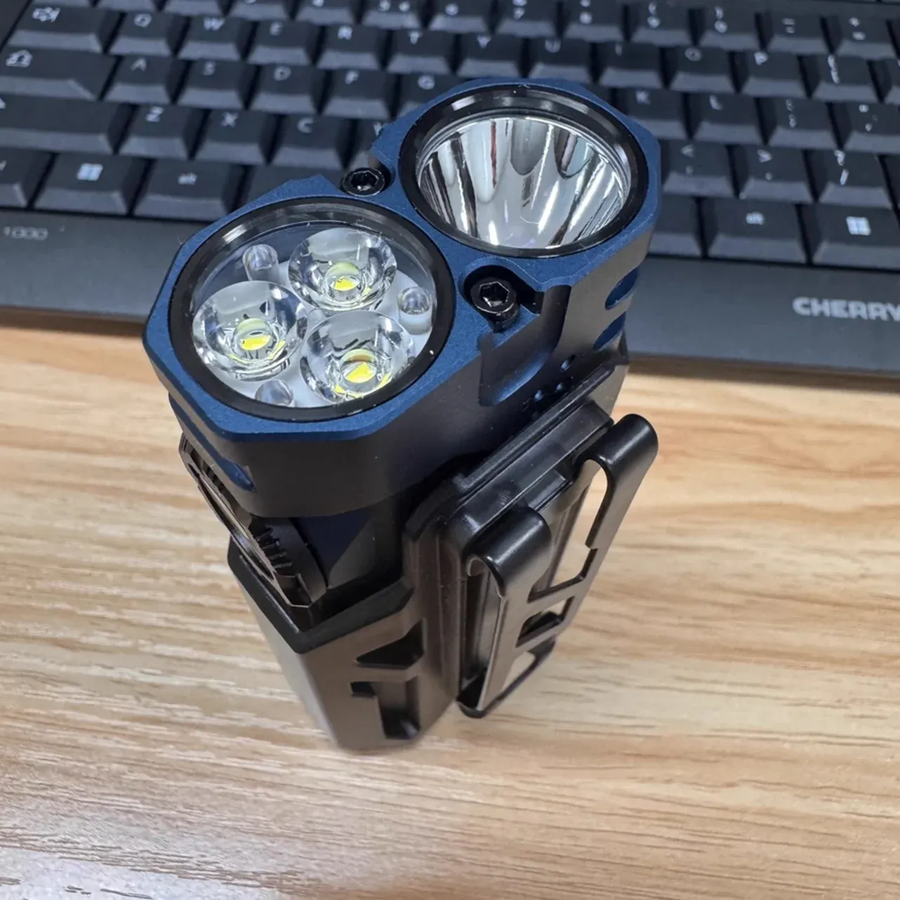 פנס חיפוש שטוח לד חזק עם סוללת גיבוי 8000mAh