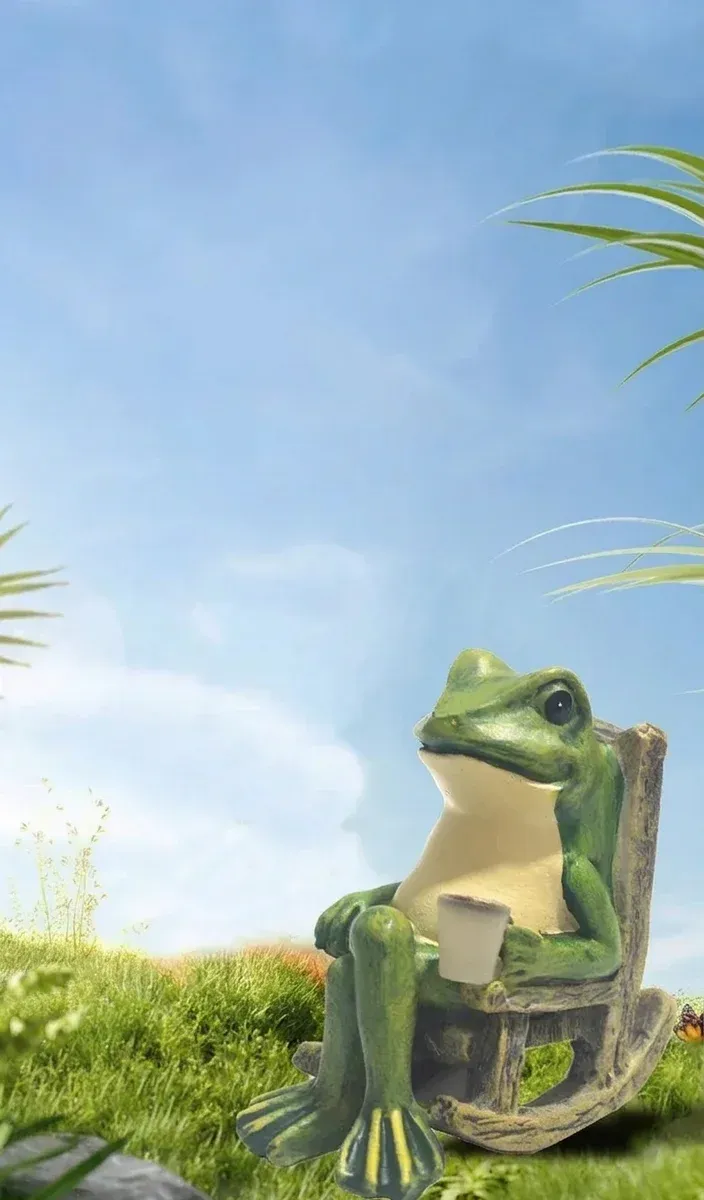 מנורת צפרדע סולארית על כיסא נדנדה