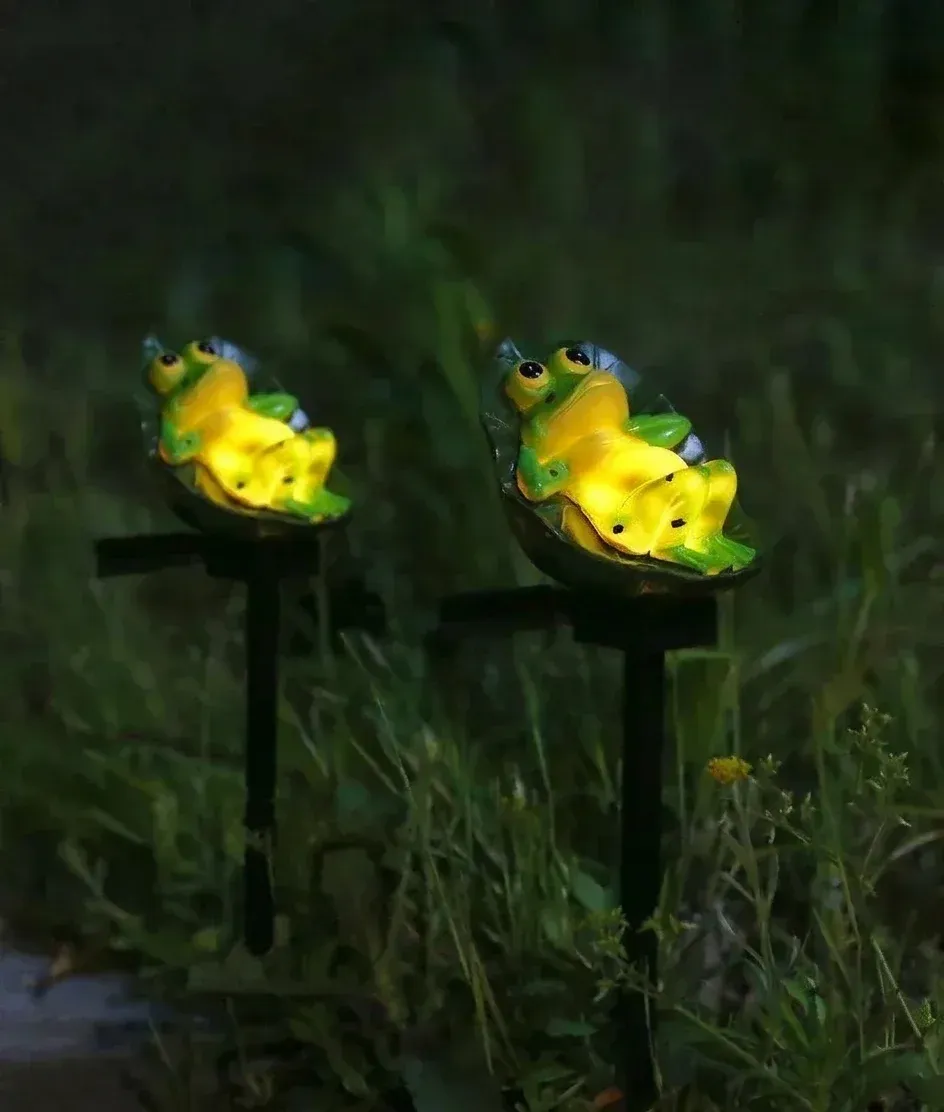 מנורת צפרדע סולארית דקורטיבית על יתד