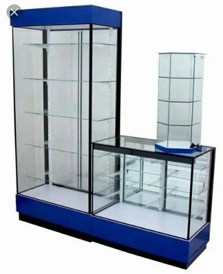 ויטרינת תצוגה מזכוכית עם מסגרת מתכת ותאורת לד