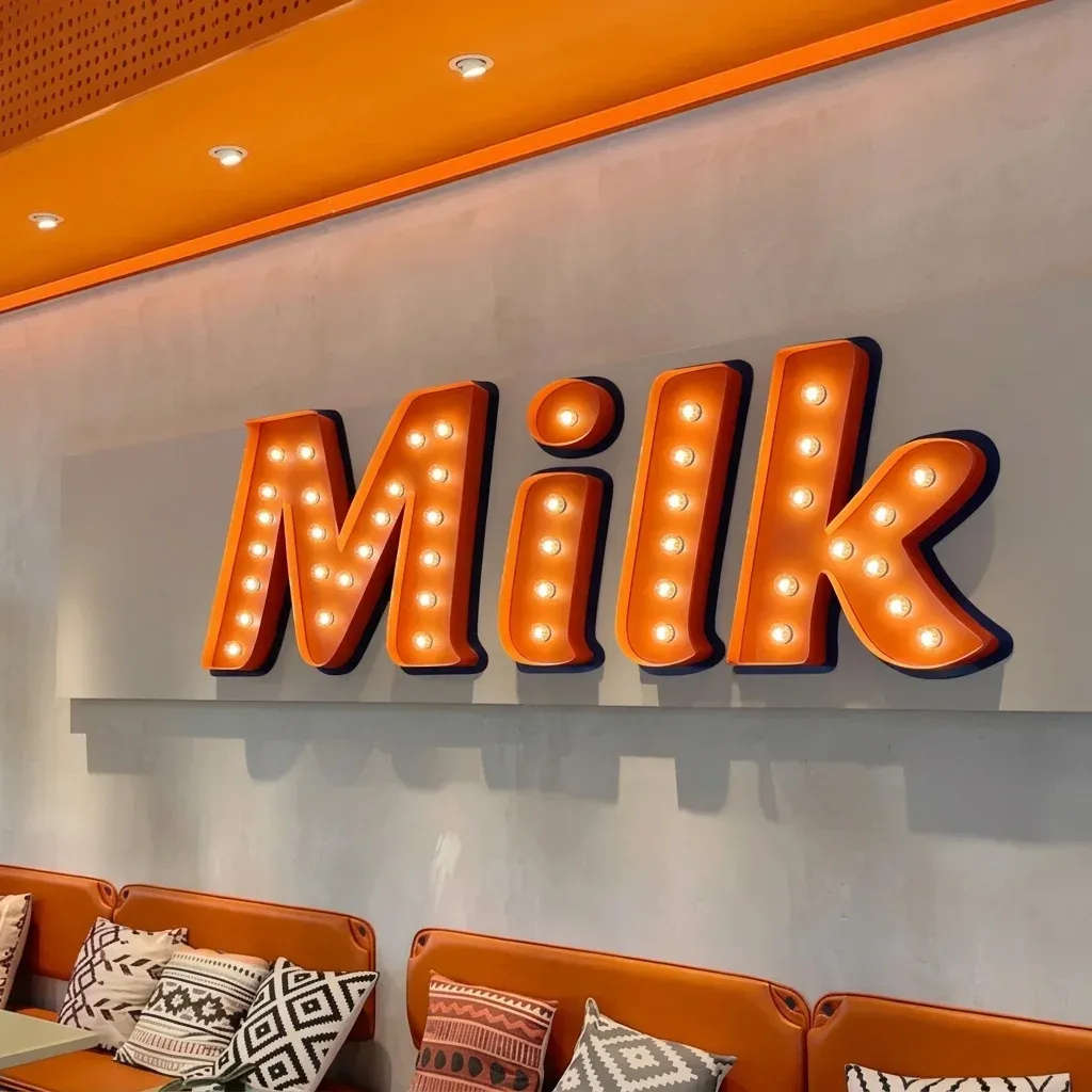 שלט אותיות מתכת מואר מילק כתום