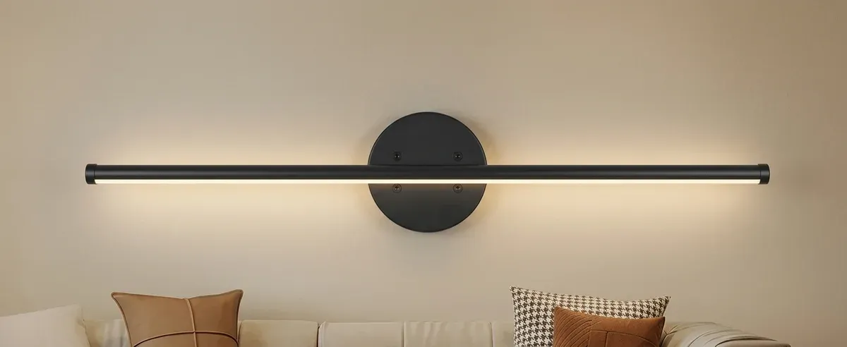 מנורת קיר נטענת שחורה עם תאורה חמה