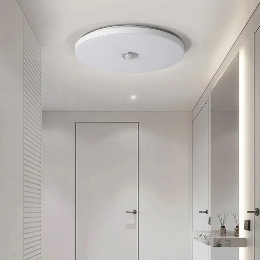 מנורת תקרה לבנה עם חיישן תנועה