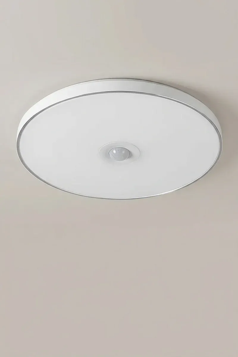 מנורת תקרה לבנה עם חיישן תנועה