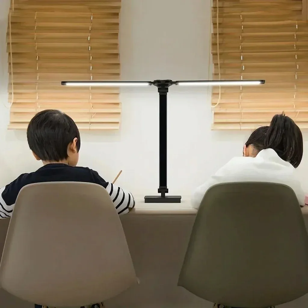 מנורת שולחן דו ראשית שחורה מתכווננת