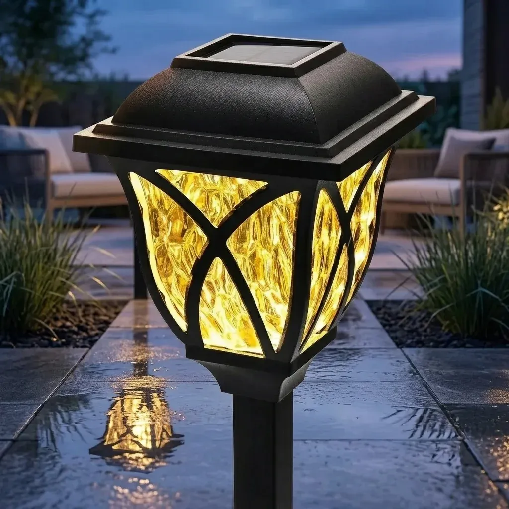 פנס שביל סולארי שחור מאיר בשביל