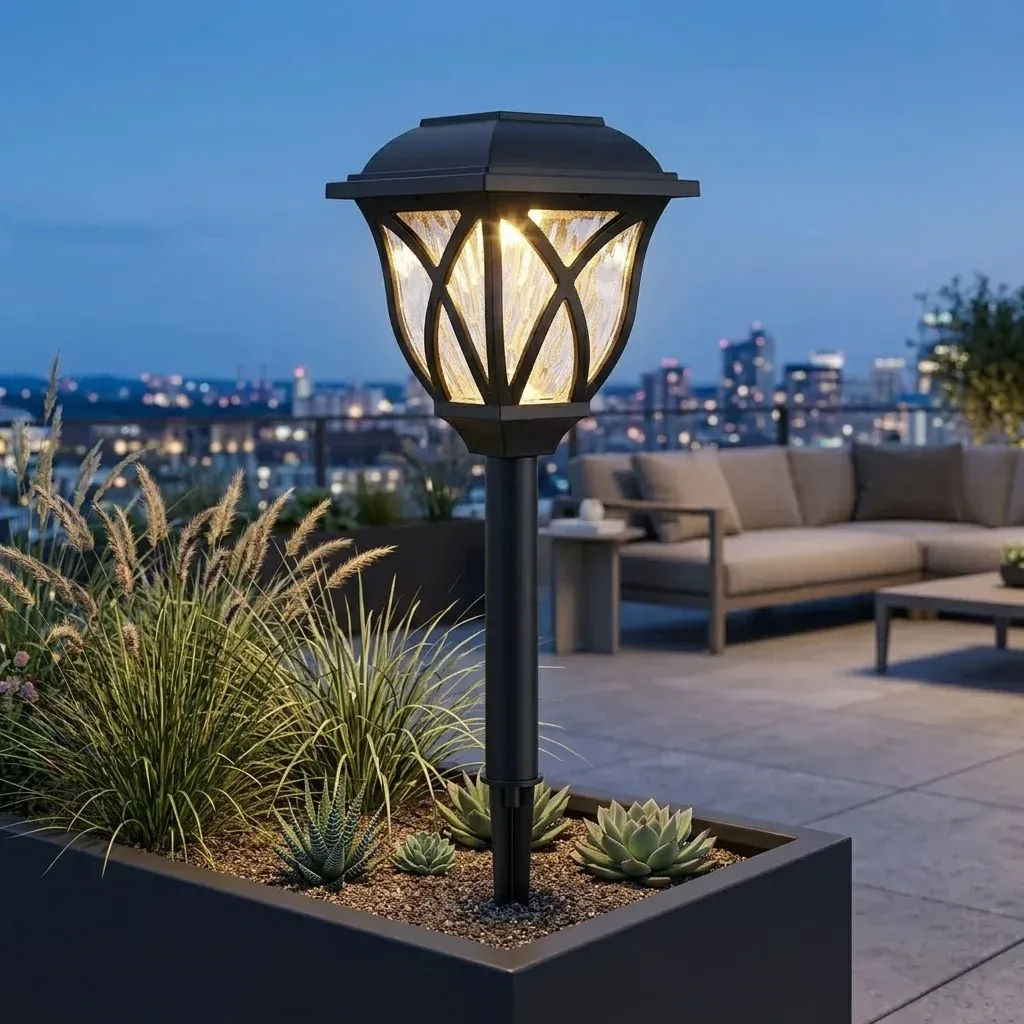 פנס שביל סולארי שחור במרפסת גג